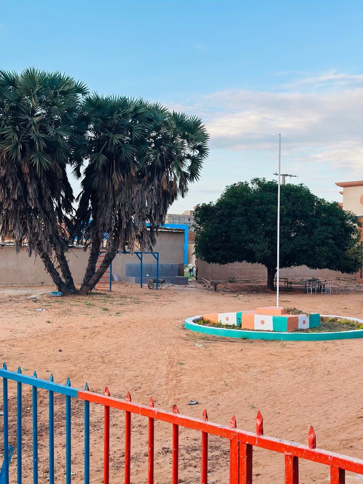 Cour de l'école CSP Bineta avec son mât aux couleurs du Niger