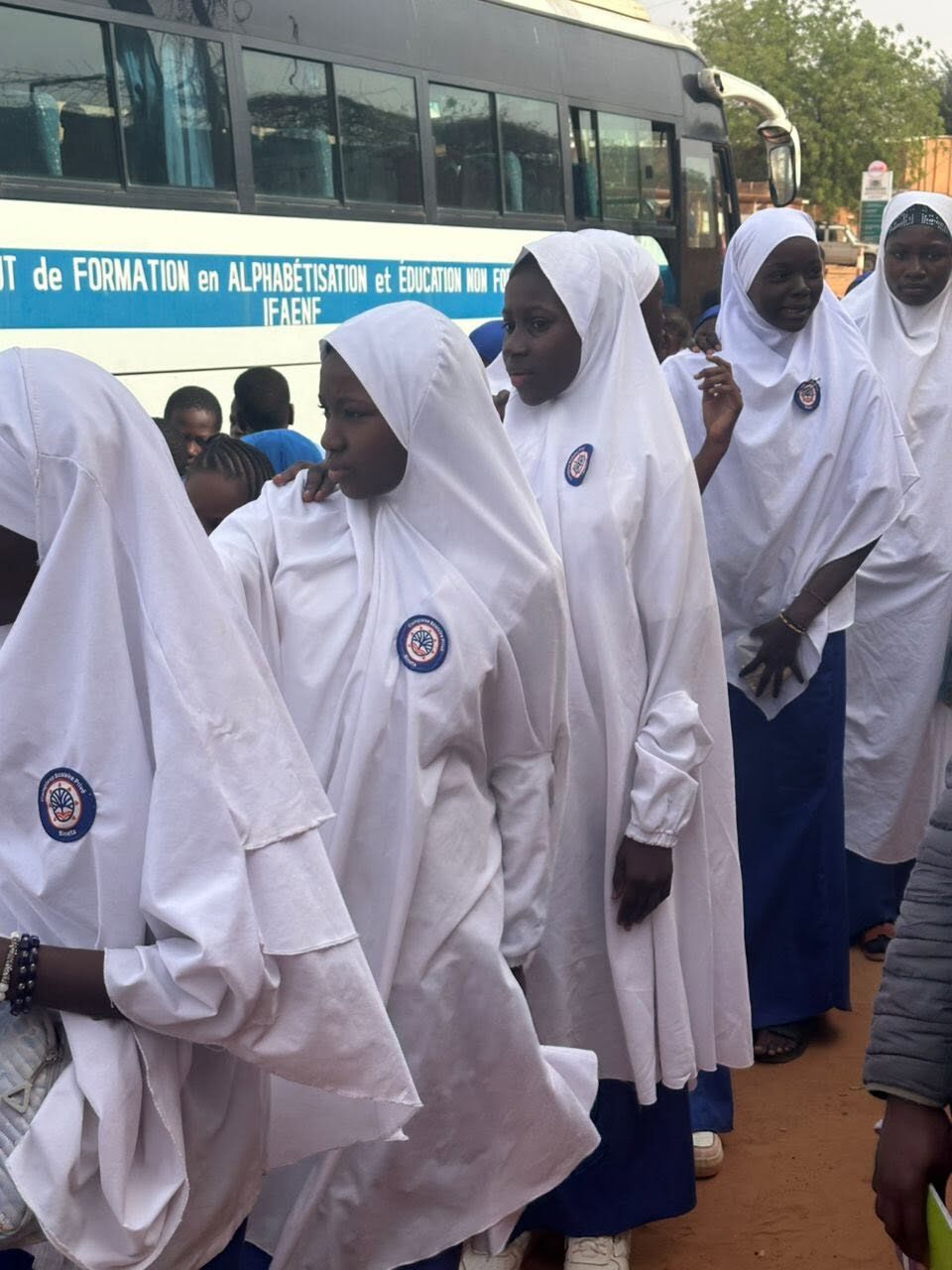 Départ en bus pour une sortie scolaire